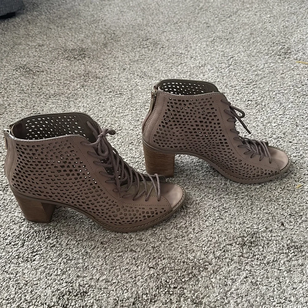 Vince Camuto Tulina sandals. - Picture 3 of 8